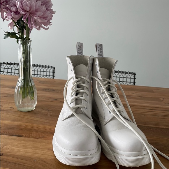 Size 8 White Women’s Doc Martens - Picture 1 of 2